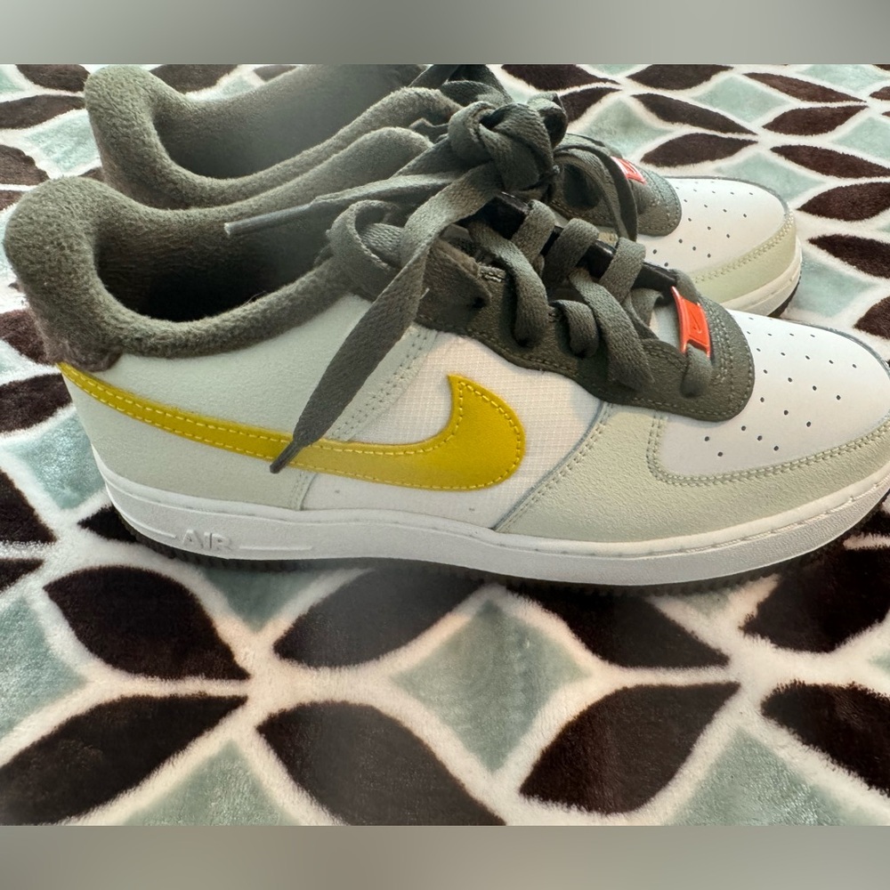Nike Air Force 1 LV8 (GS) size 7 youth new 
Summit white / vivid sulfur